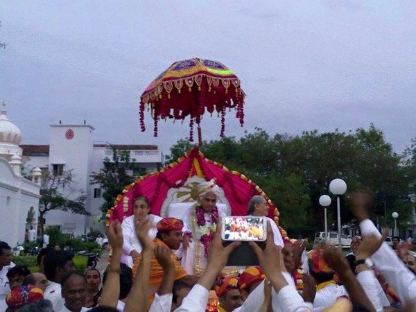 Dadi%20Janki%20on%20chariot.jpg